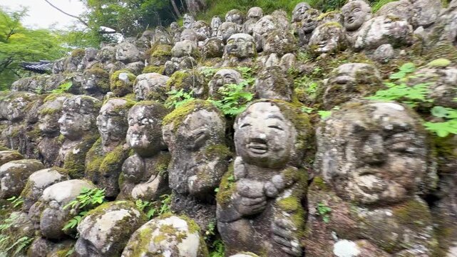 京都・愛宕念仏寺の千二百羅漢　苔むした石仏が並ぶ奥嵯峨の寺院風景