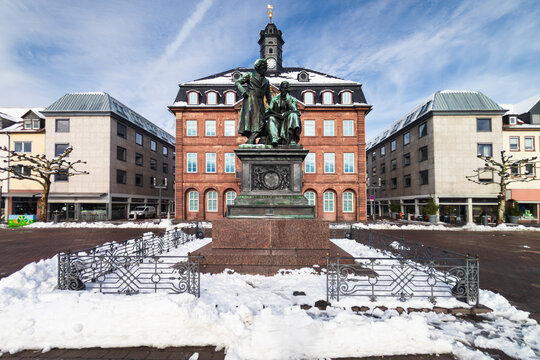 HANAU, GERMANY - JANUARY 27, 2026: Brothers Grimm Memorial (Brueder Grimm Denkmal) on Neustaedter Marktplatz in front of the historic town hall with snow in winter.