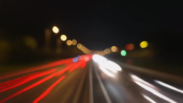 夜の街を彩る光跡の長時間露光