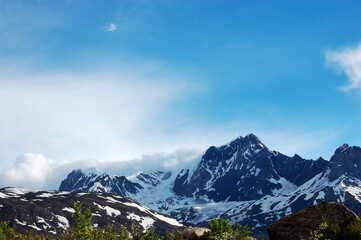 Obraz premium Majestic Snow-Covered Mountain Peaks Under Clear Blue Sky