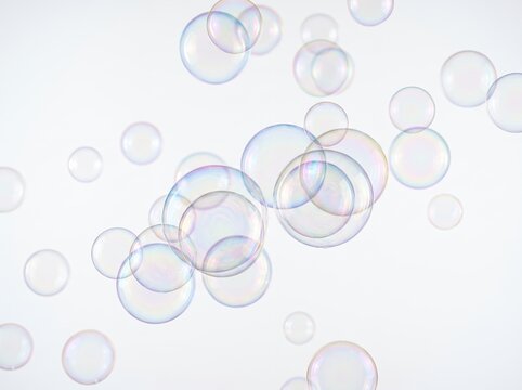 幻想的なシャボン玉が白い背景を彩る清涼感あふれる美しい泡の群れ