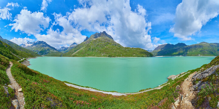 Silvrettasee mit bl&uuml;henden Almrosen im Vordergrund und Alpengipfeln im Hintergrund