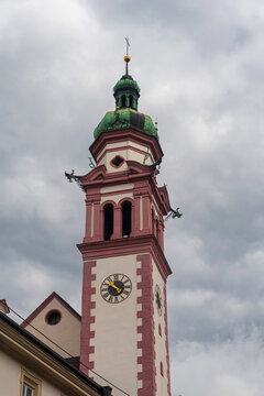 Campanile barocco della Spitalkirche a Innsbruck sotto un cielo nuvoloso, Tirolo, Austria