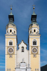 Fototapeta premium Duomo di Bressanone con le torri gemelle e la Torre Bianca, Alto Adige, Italia