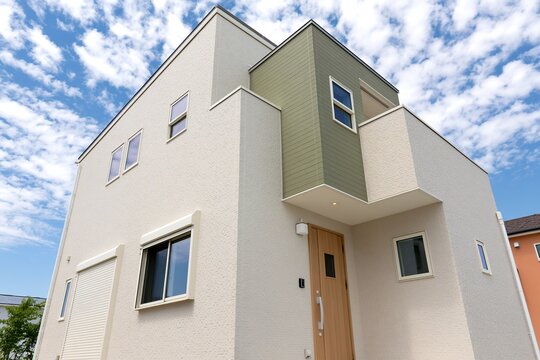 青空の下に佇むモダンな新築戸建て住宅の美しい外観
