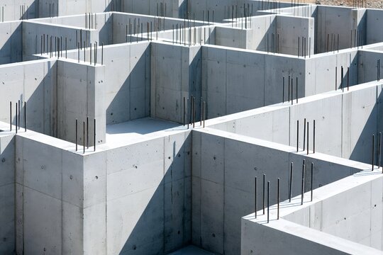 建築現場に広がるコンクリート基礎の堅牢な構造と鉄筋