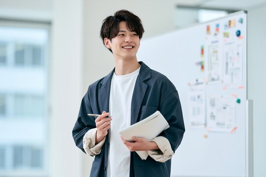 笑顔で未来の企画を考案する前向きな若いビジネスマン