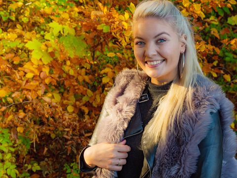 Fashion woman in autumn park