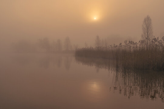 Sonnenaufgang am herbstlichen Kochelsee, Schlehdorf, Bayern, Deutschland