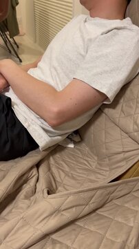 ソファーで寝る男性
