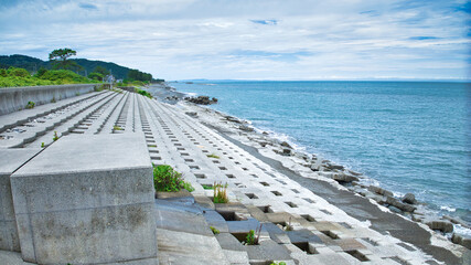 8月下旬となった富山県朝日町の宮崎海岸周辺の風景 © crossover.japan