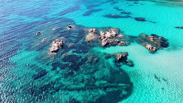 Eaux turquoises de la plage de Santa Giulia en Corse