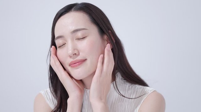 スキンケアする女性