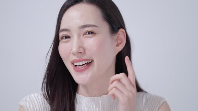スキンケアする女性