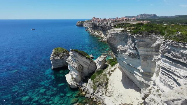 Vue a&eacute;rienne des falaises et des c&ocirc;tes turquoises de la citadelle de Bonifacio