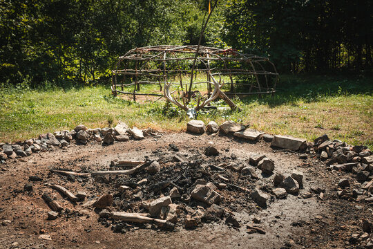 Construction of a sweat lodge in front of which there is a ceremonial hearth with an altar with a majestic deer skull