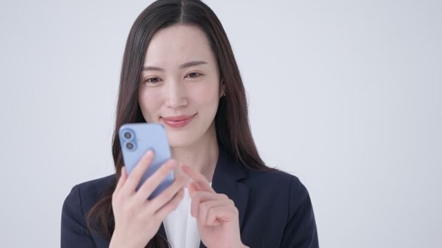 スマホを使うビジネスウーマン