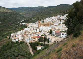 Obraz premium Scenic view of whitewashed village nestled in mountainous landscape