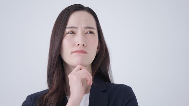 考えるビジネスウーマン
