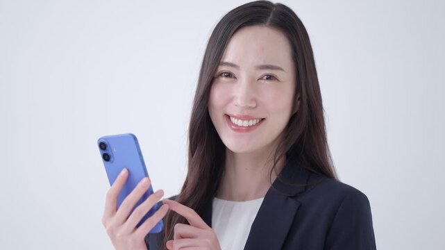スマホを持つビジネスウーマン