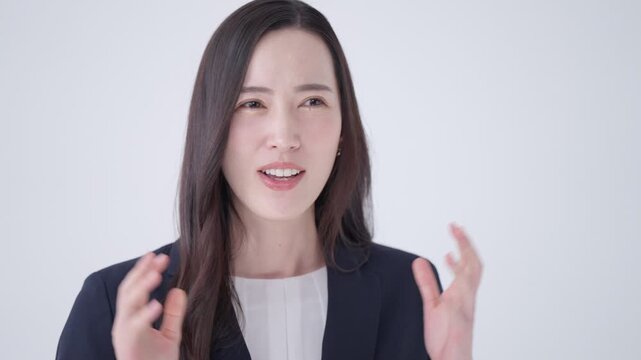 話すビジネスウーマン