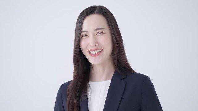 話すスーツのビジネスウーマン