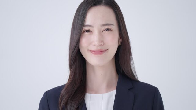 目を開けるスーツのビジネスウーマン