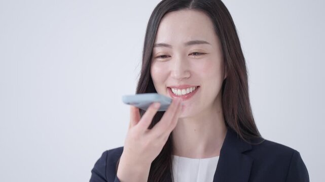 スマホで通話するビジネスウーマン