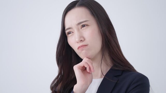 考えるスーツのビジネスウーマン