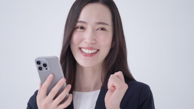 スマホを使うビジネスウーマン