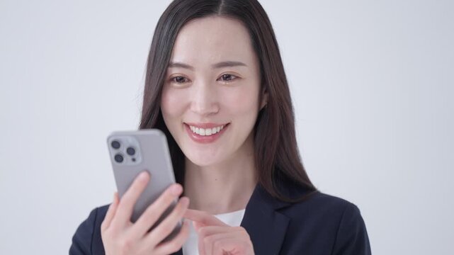 スマホを使うビジネスウーマン