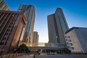 Fototapeta premium 青空に向かってそびえ立つ高層タワーマンションと街並み