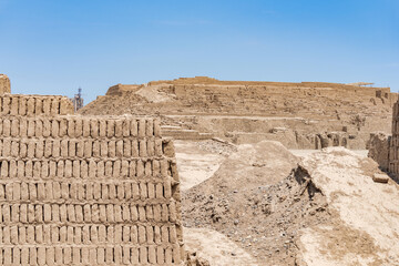 Obraz premium The complex, terraced adobe brick construction of the ancient Huaca Pucllana pyramid in the Miraflores district of Lima