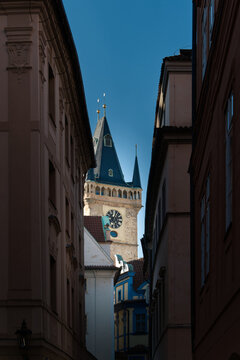 Blick durch eine enge Gasse auf den Turm des Altst&auml;dter Rathauses in der Altstadt von Prag