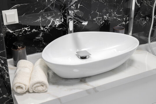White bathroom bowl sink faucet