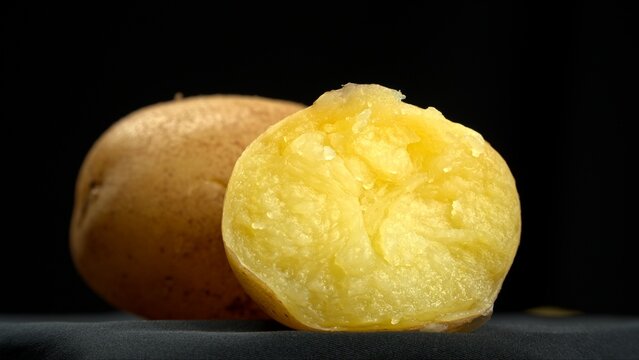 Preparation of fresh potatoes from raw washing, peeled slices, boiled, to crispy French fries.