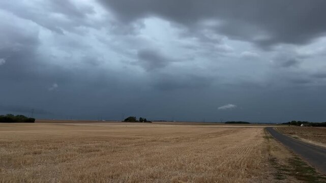 Impact de foudre lors de l'orage du 24 ao&ucirc;t en Loir-et-Cher avec une superbe structure