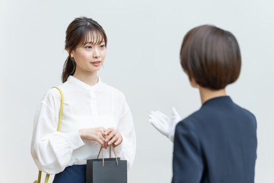 女性　接客