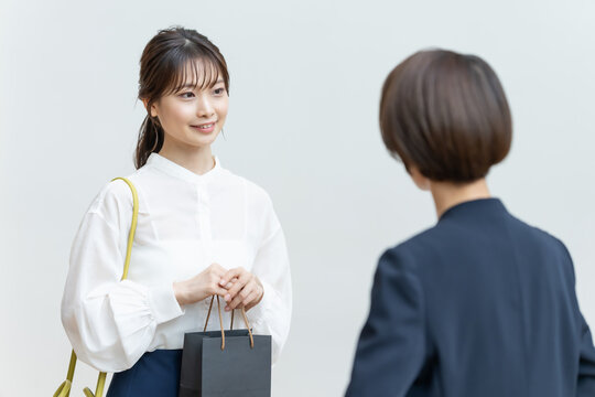 女性　接客
