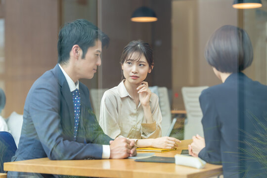 ビジネス　夫婦　カップル　接客　打合せ　対面