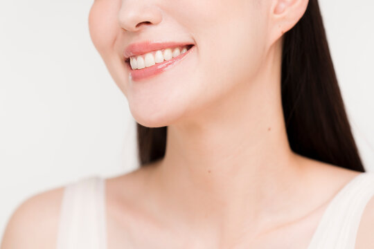 綺麗で白い歯を見せて微笑む口元と口角のパーツカット