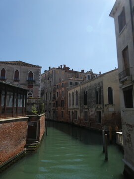 Canal veneciano entre edificios hist&oacute;ricos