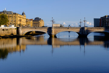 Obraz premium Santa Catalina Bridge over the Urumea River in San Sebastian, Spain