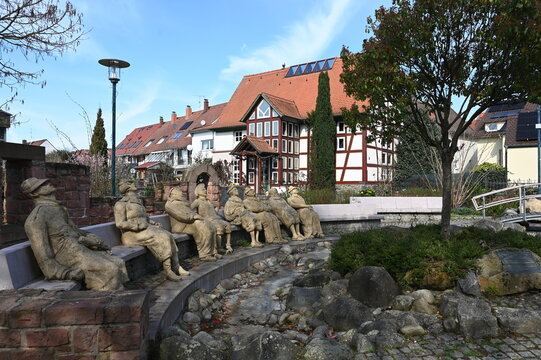 Die lustigen Zeitgenossen am Georg-Kaiser-Platz in Seeheim