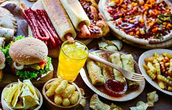 Foods enhancing the risk of cancer. Junk food
