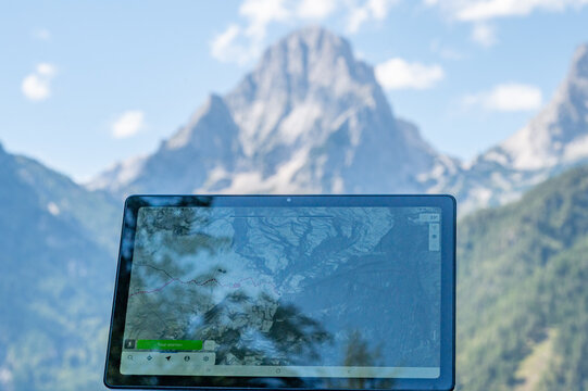 Digitale Wanderkarte vor alpiner Bergkulisse