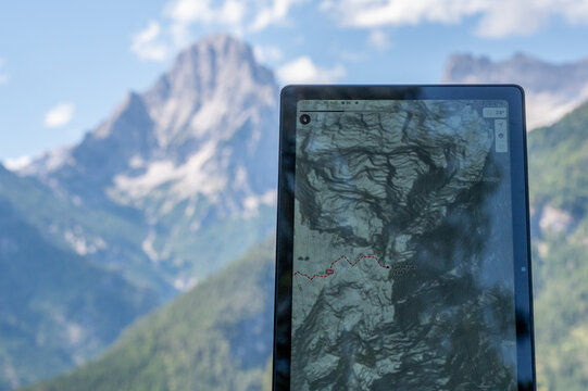 Digitale Wanderkarte vor alpiner Bergkulisse