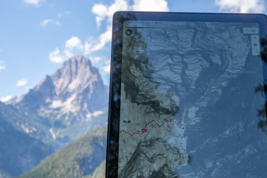 Digitale Wanderkarte vor alpiner Bergkulisse