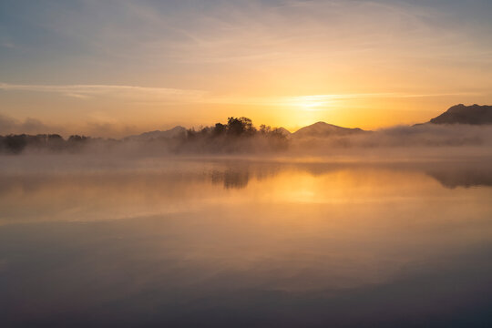 Sonnenaufgang am Staffelsee, Uffing, Oberbayern, Bayern, Deutschland, Europa