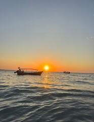 Atardecer en el mar Atlántico, San Onofre, Colombia © Yeni